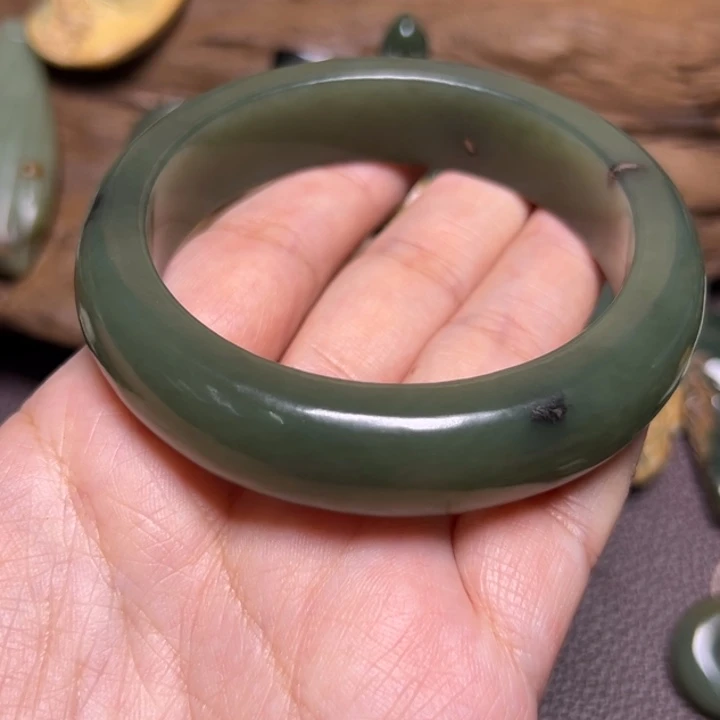 椰***蓉岫岩河磨玉（透闪石质玉）未镶嵌颈饰