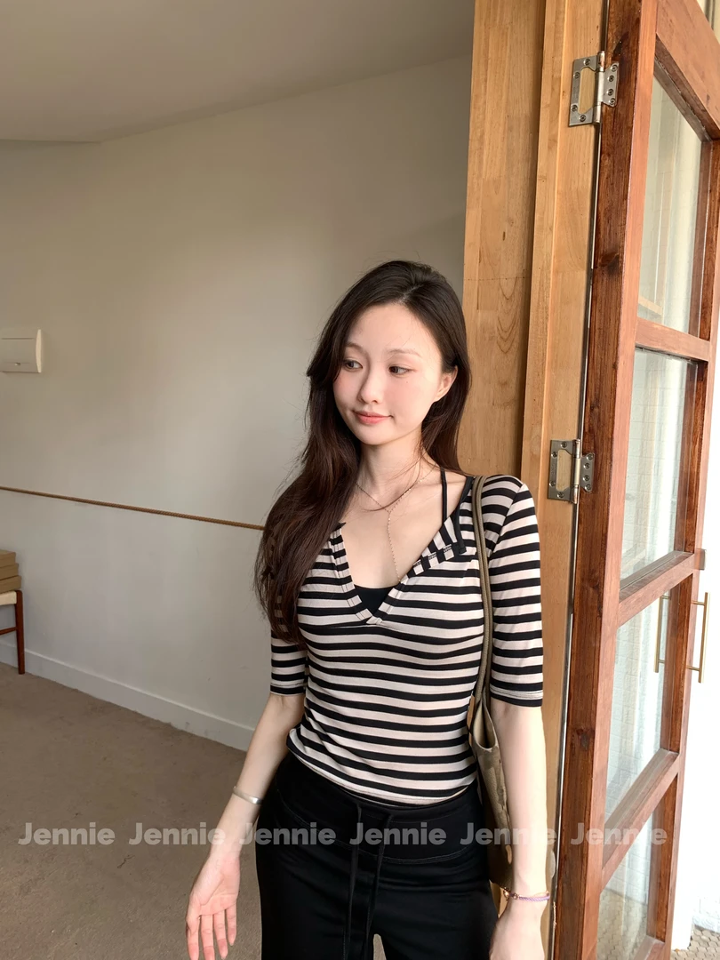 夏季T恤修身型中袖条纹时尚针织打底衫深V领黑白百搭辣妹上衣