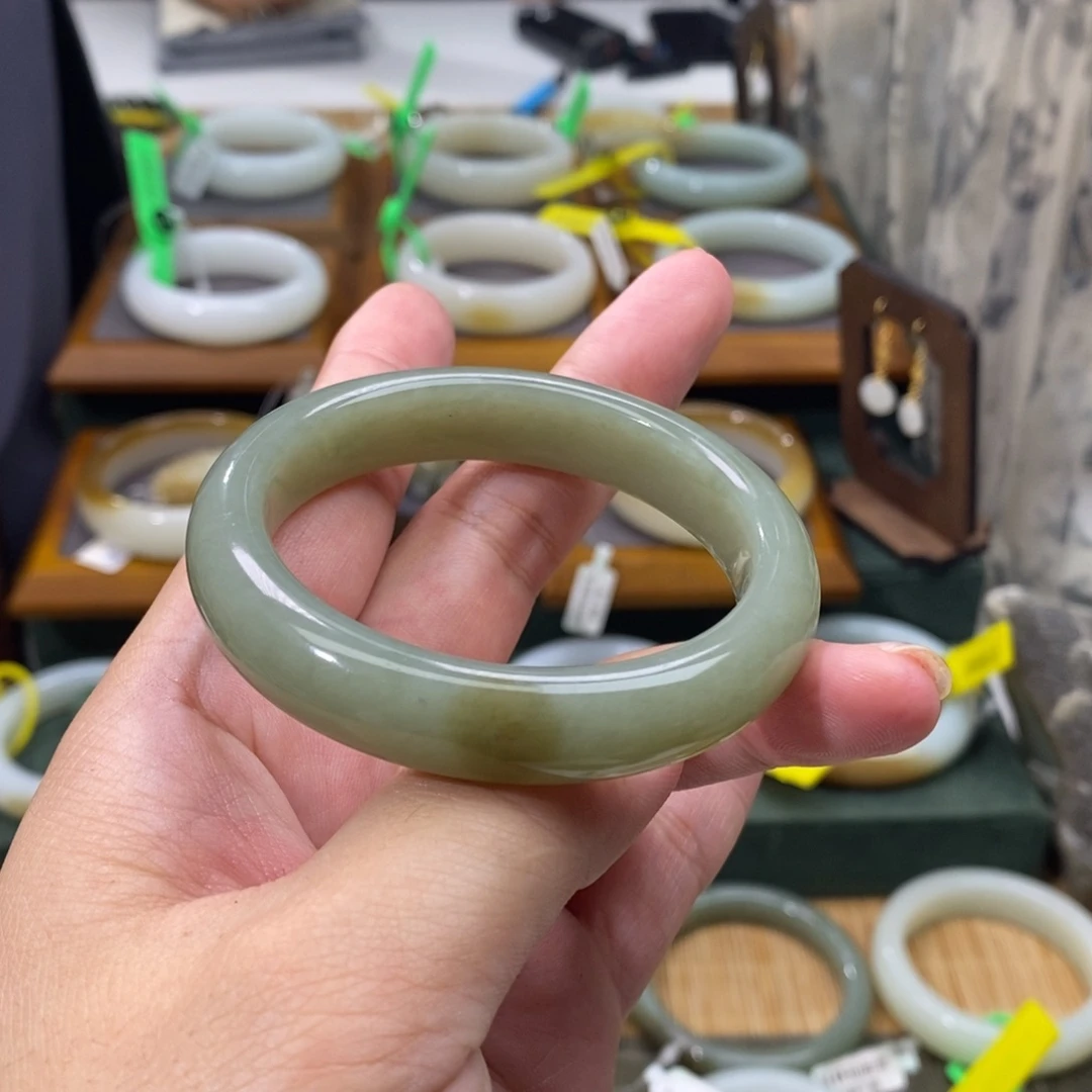 和田玉手镯未镶嵌天然纹
