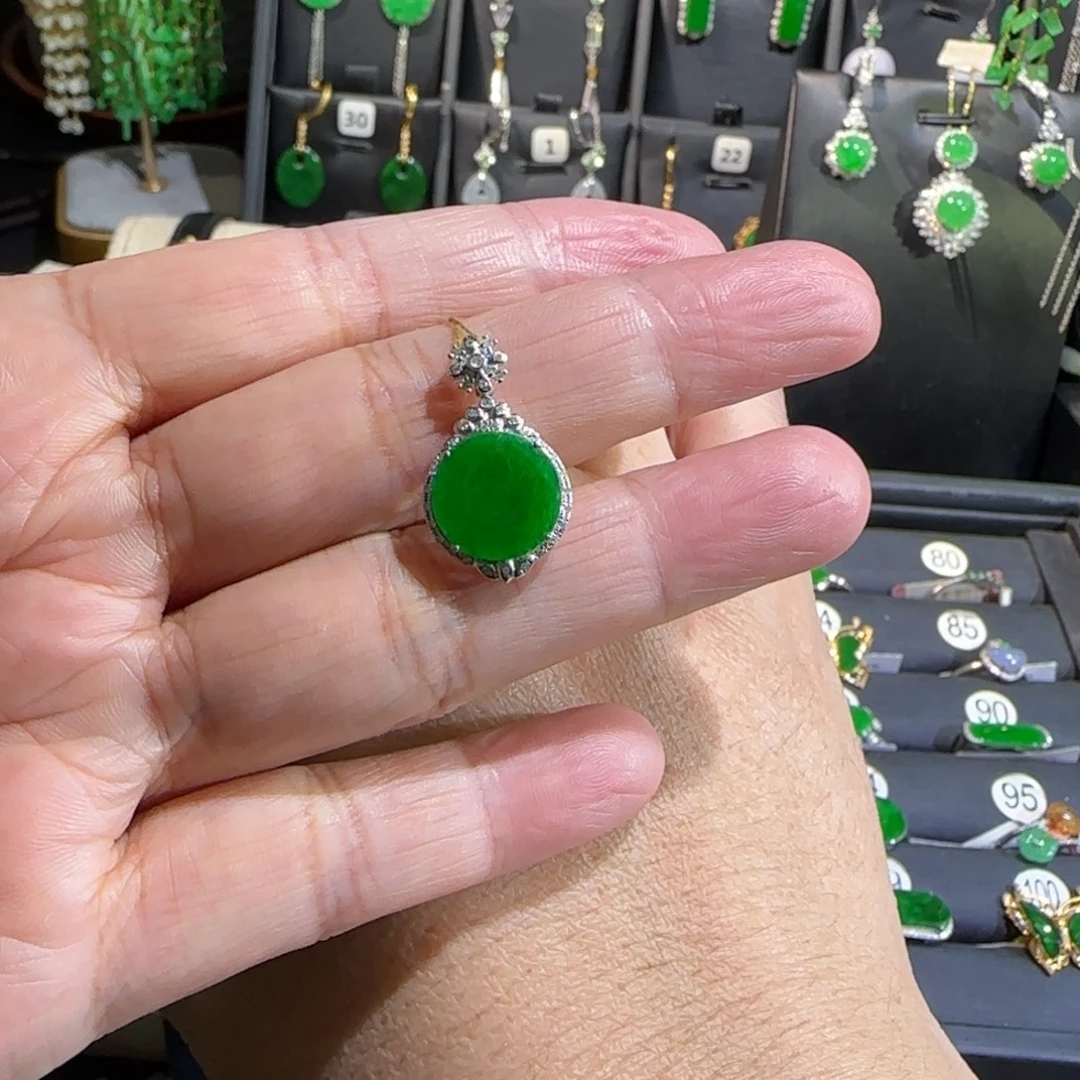 翡翠18K金镶嵌颈饰吊坠