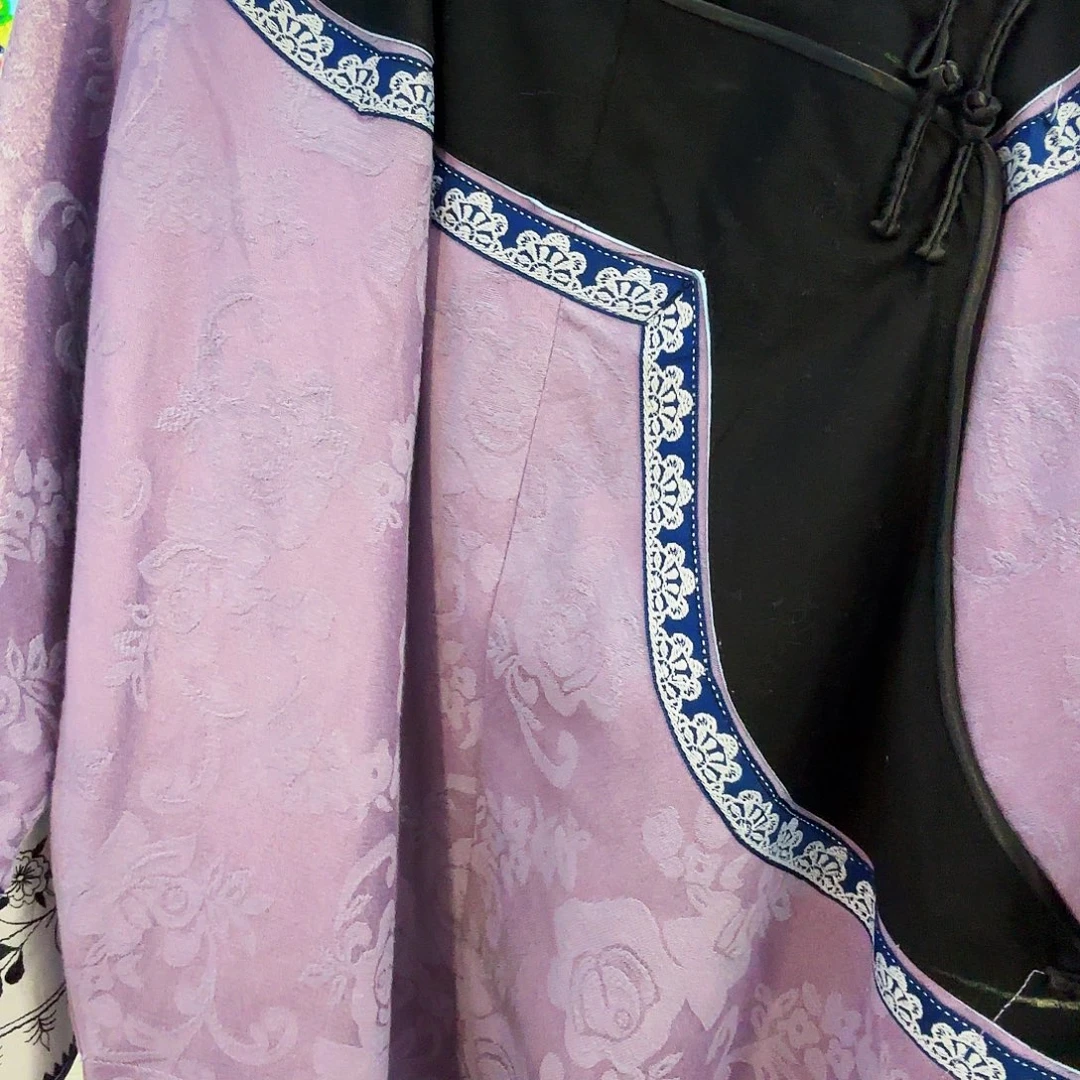 织绣衣服。