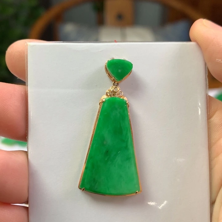 翡翠18K金镶嵌颈饰翡翠吊坠