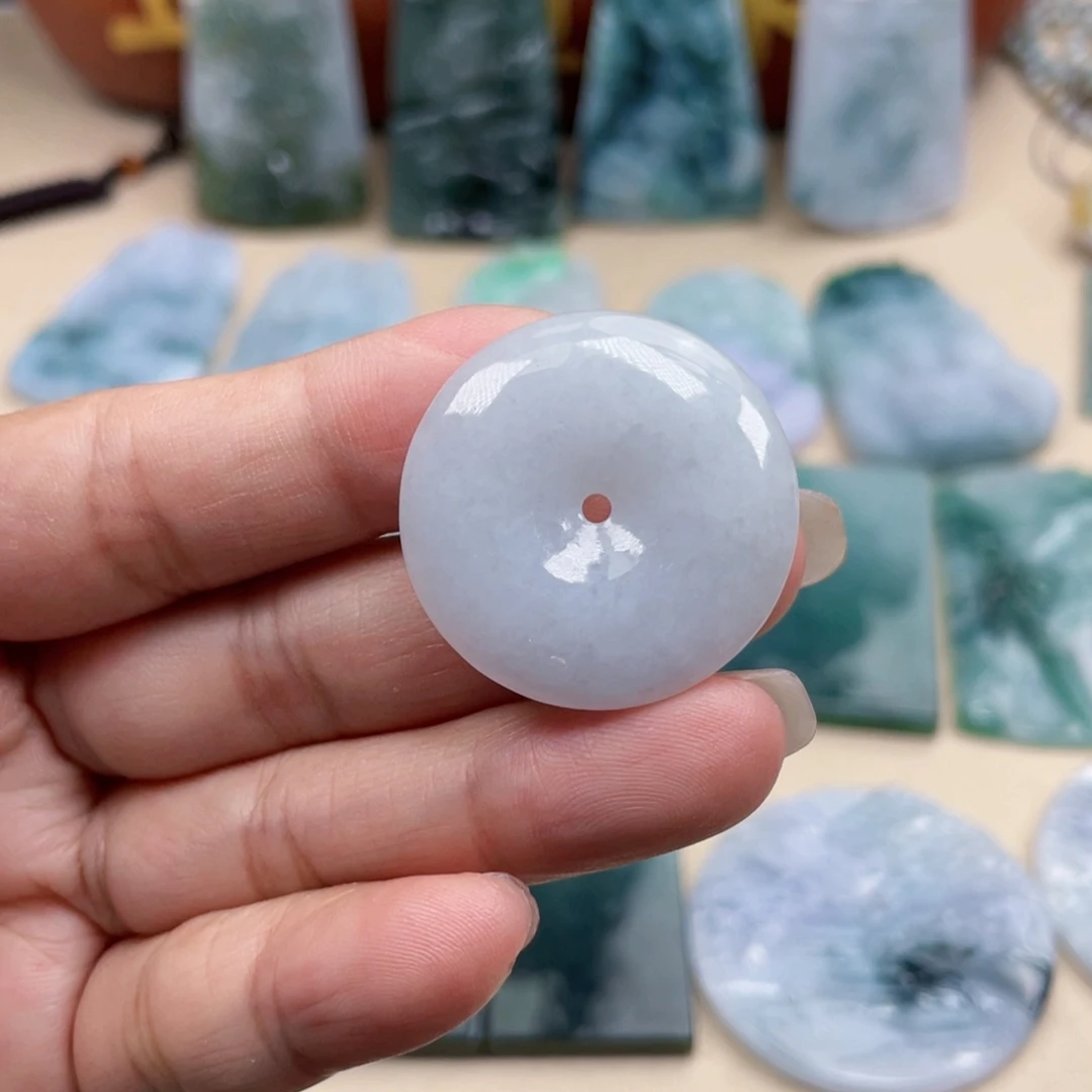 翡翠未镶嵌颈饰平安扣