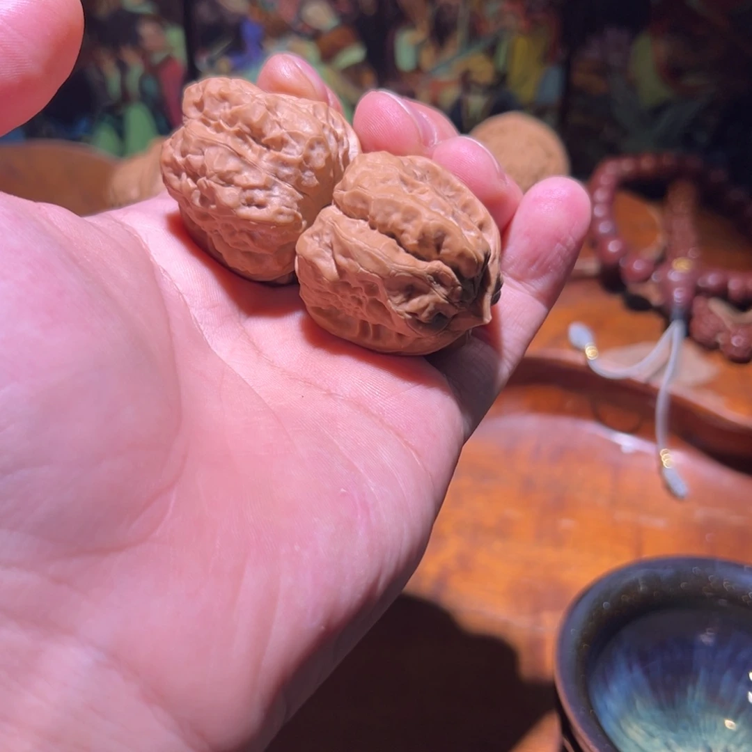 文玩核桃吊坠边36肚40，几乎全品蛤蟆头一对，轻微水尖一只