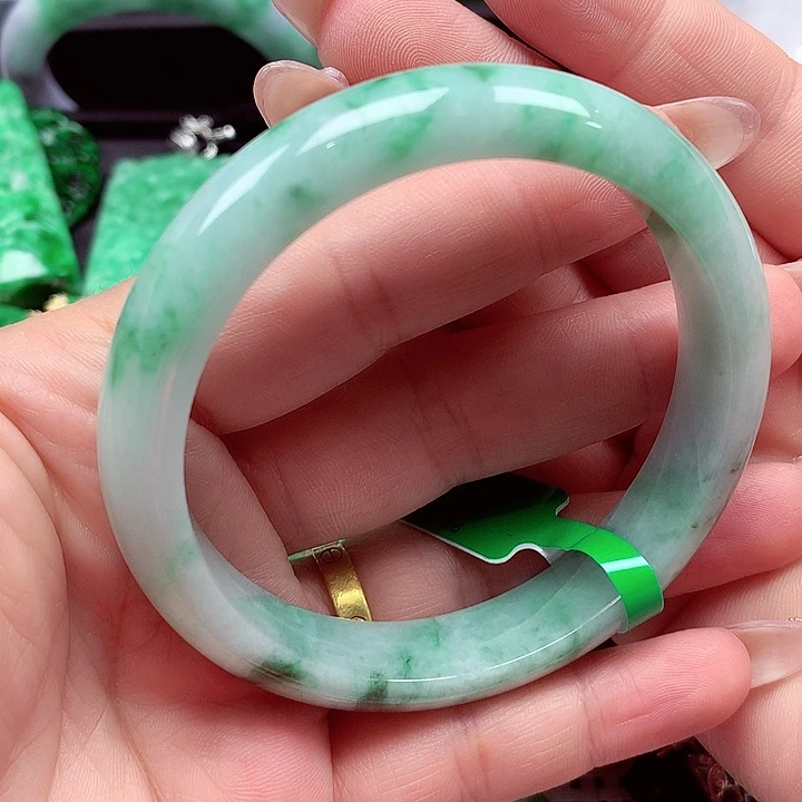 翡翠手镯未镶嵌翡翠手镯