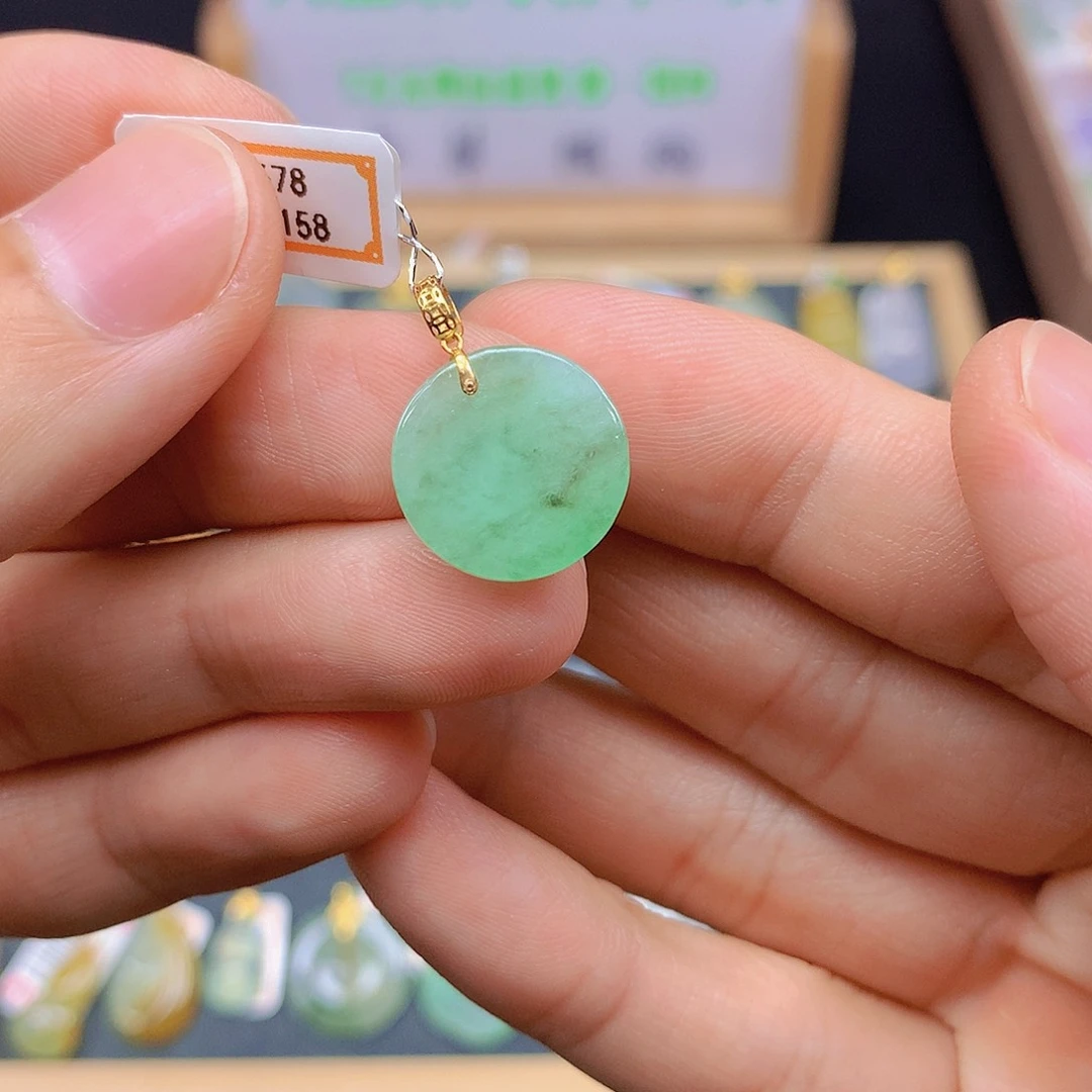 翡翠18K金镶嵌颈饰翡翠