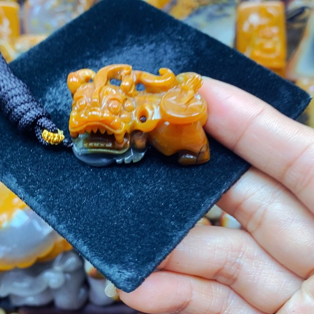 未镶嵌石英质玉（黄龙玉）颈饰