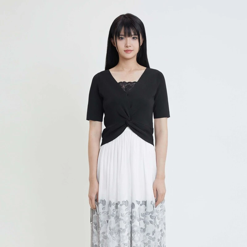 sdeer圣迪奥女装时尚休闲V领蕾丝交叉拼接修身针织衫S24283517