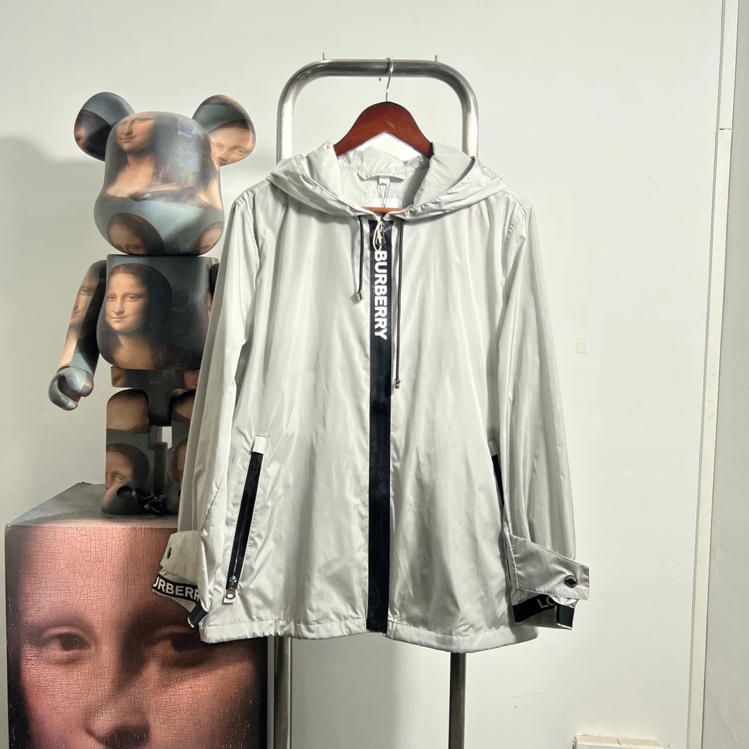 未使用 BURBERRY/博柏利 logo冲锋衣 T0904 40胸围59衣长70