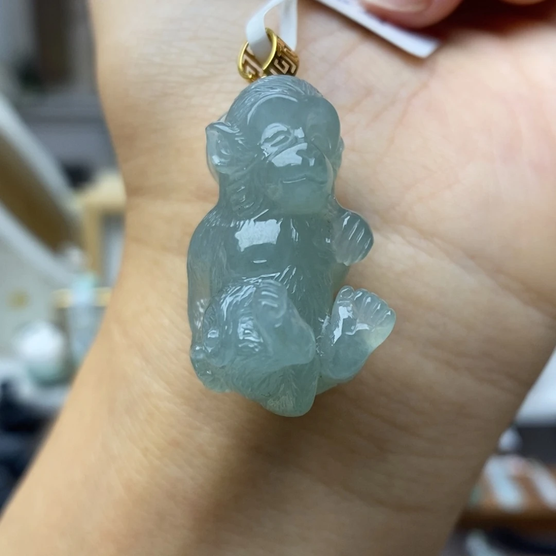 【闪购商品】颈饰18K金镶嵌翡翠41小灵猴
