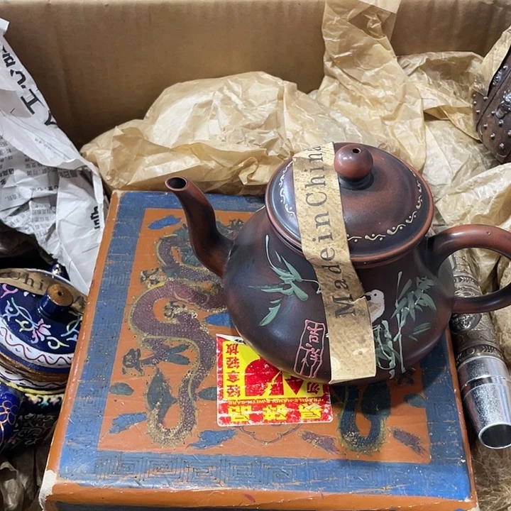 紫砂茶壶矿泥料手工制作的一把紫砂壶。