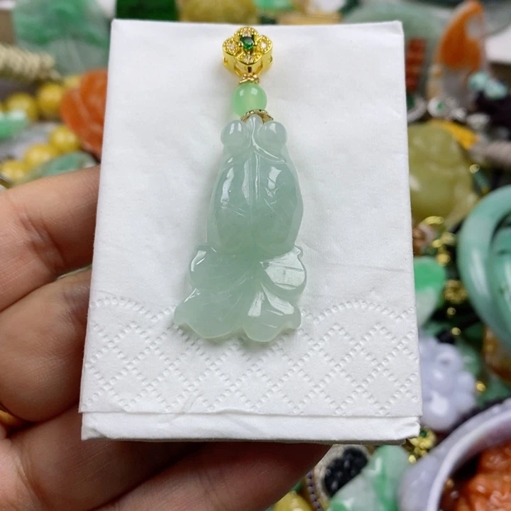 翡翠吊坠(赠链)未镶嵌