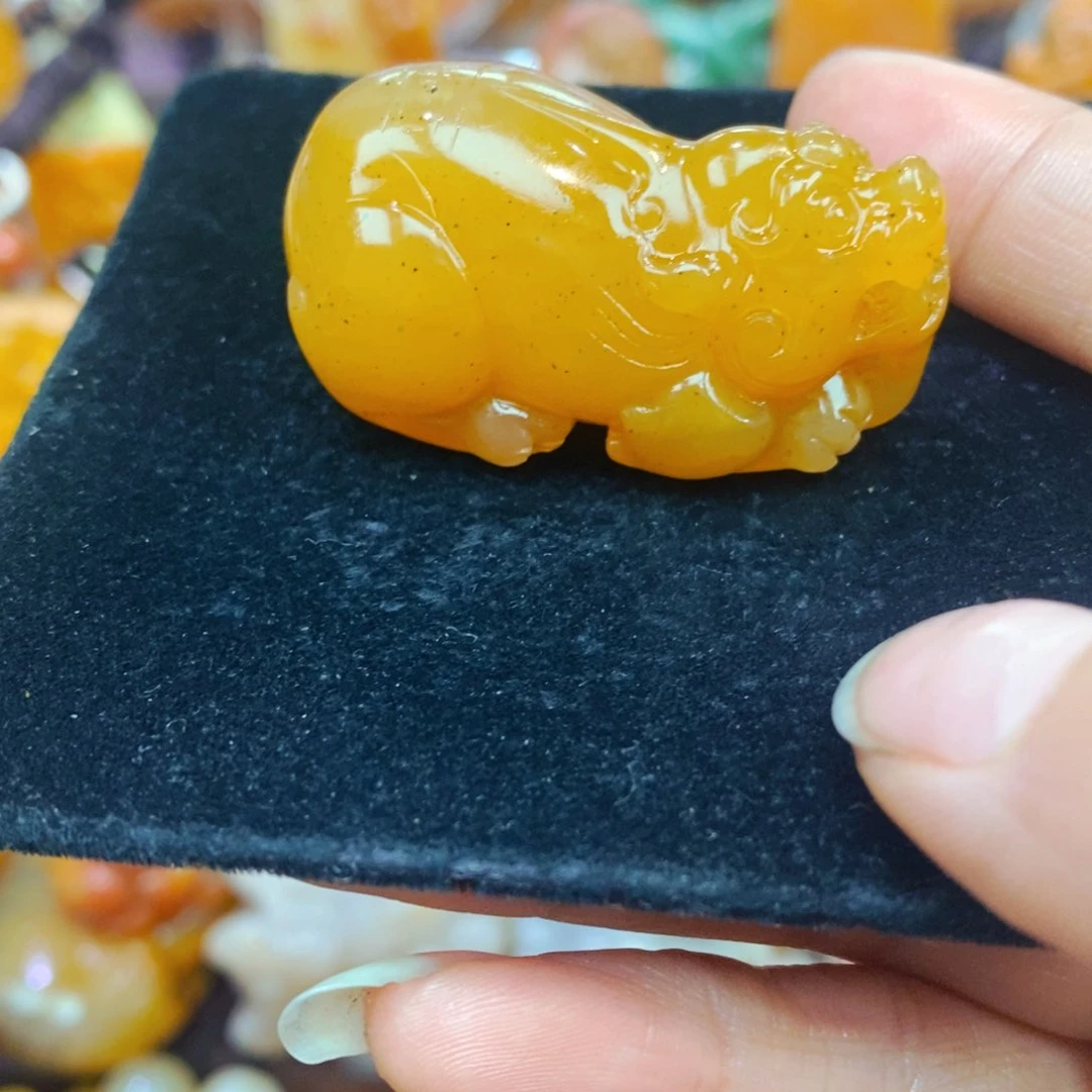 未镶嵌石英质玉（黄龙玉）颈饰