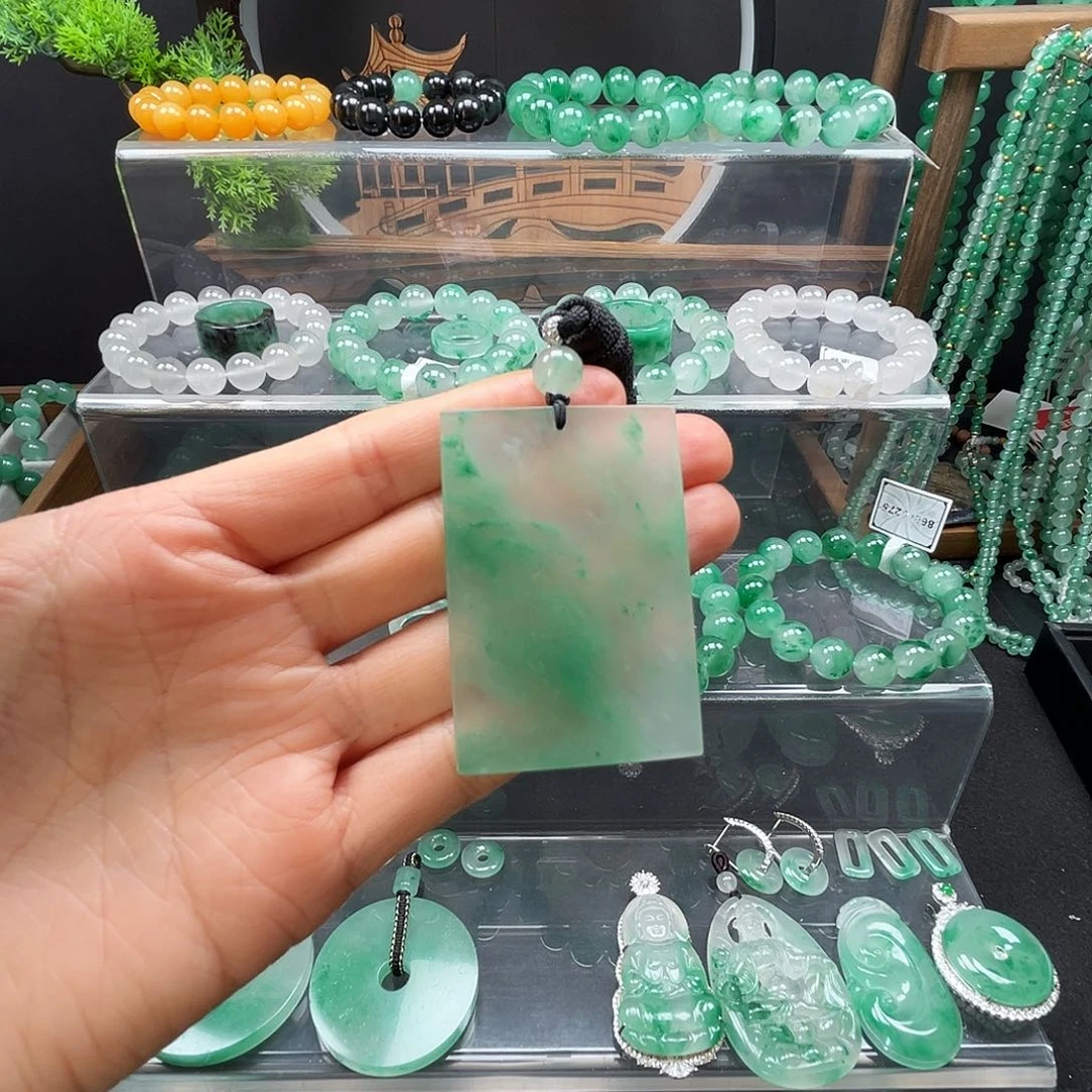 石英质玉（非洲翠）未镶嵌颈饰