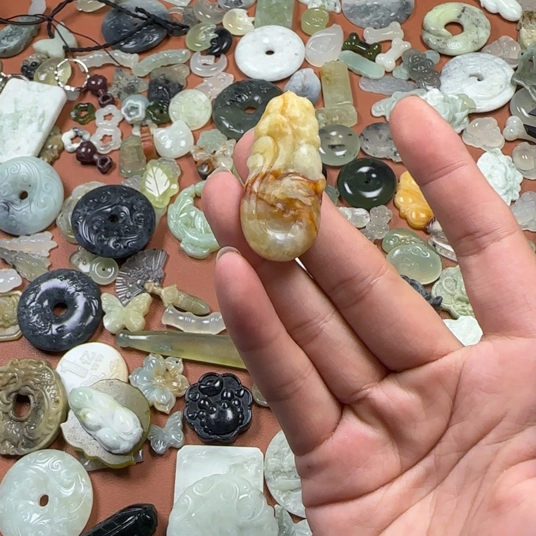 荷***未镶嵌蛇纹石玉颈饰凤凰