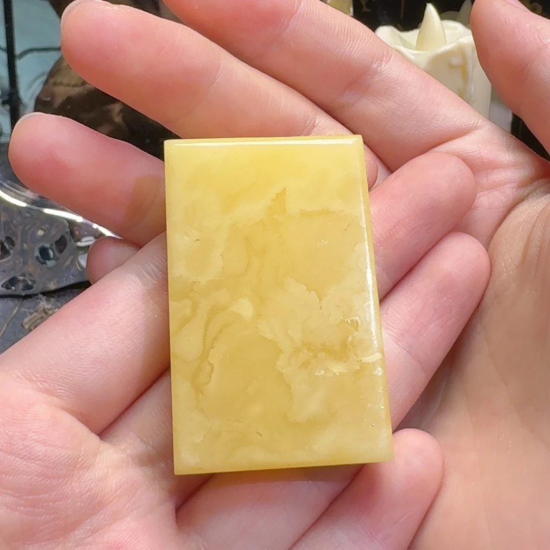 琥珀颈饰未镶嵌子刚牌