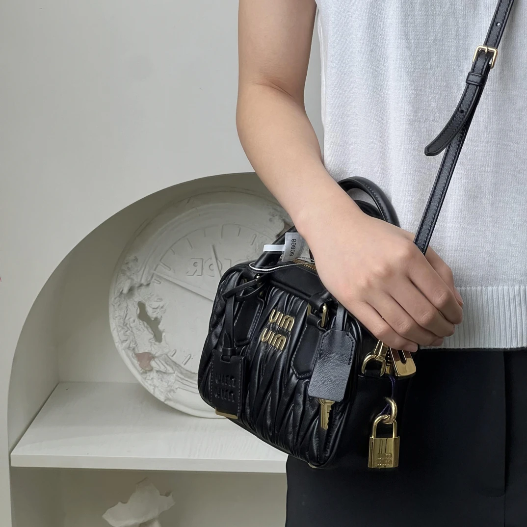 99新 MIU MIU/缪缪 miumiu褶皱保龄球小号黑金/99新/优选