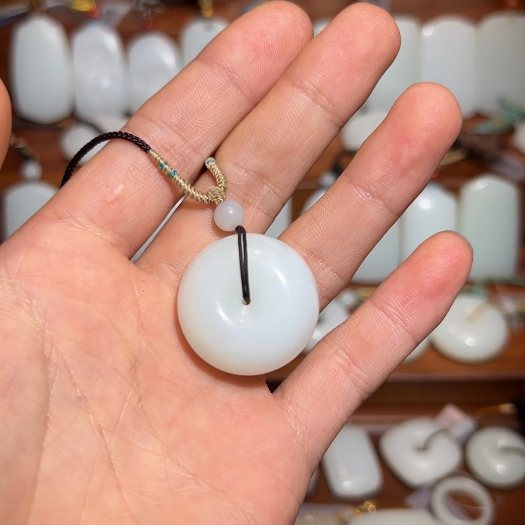 颈饰未镶嵌和田玉（糖玉）