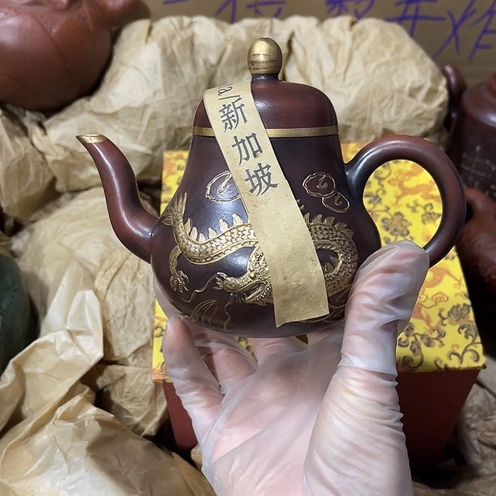 紫砂茶壶原矿泥料，手工制作的一把紫砂壶。