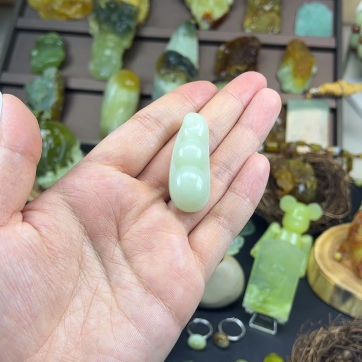 蛇纹石玉未镶嵌颈饰
