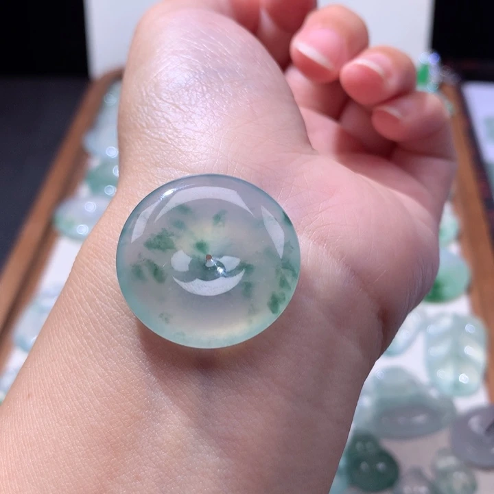 颈饰未镶嵌翡翠冰种飘花平安扣