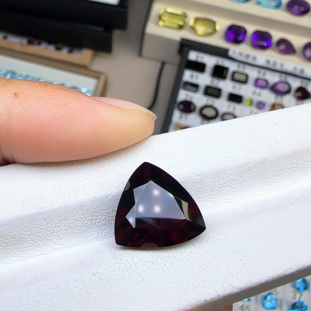 未镶嵌珠宝半成品石榴石天然 9.65克拉