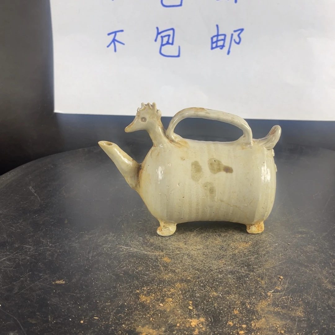 罐漂亮的小瓷器和