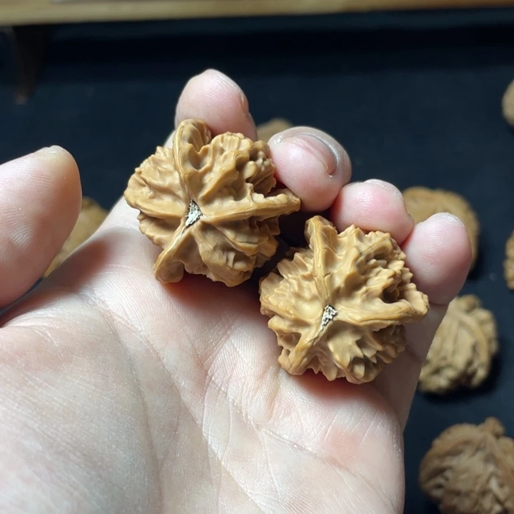 闹***~把件文玩核桃盘山三棱32.5mm有修