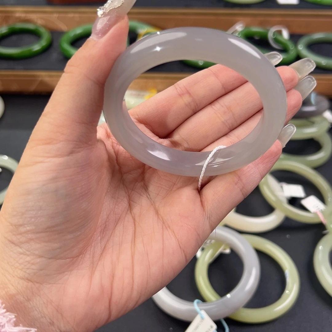 和田玉未镶嵌手镯有瑕疵