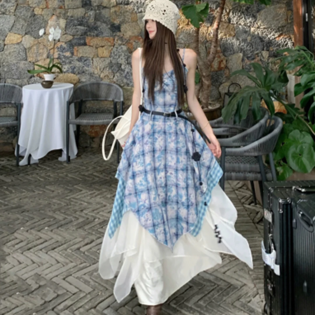 度假风蓝色扎染格子吊带连衣裙夏季2025收腰不规则裙黑外套两件套
