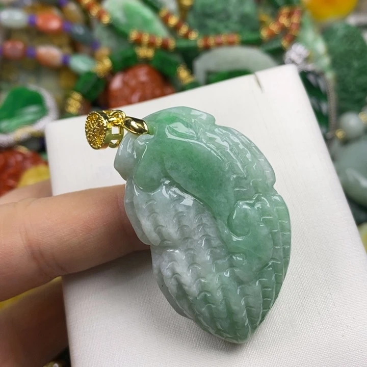 翡翠未镶嵌吊坠(赠链)