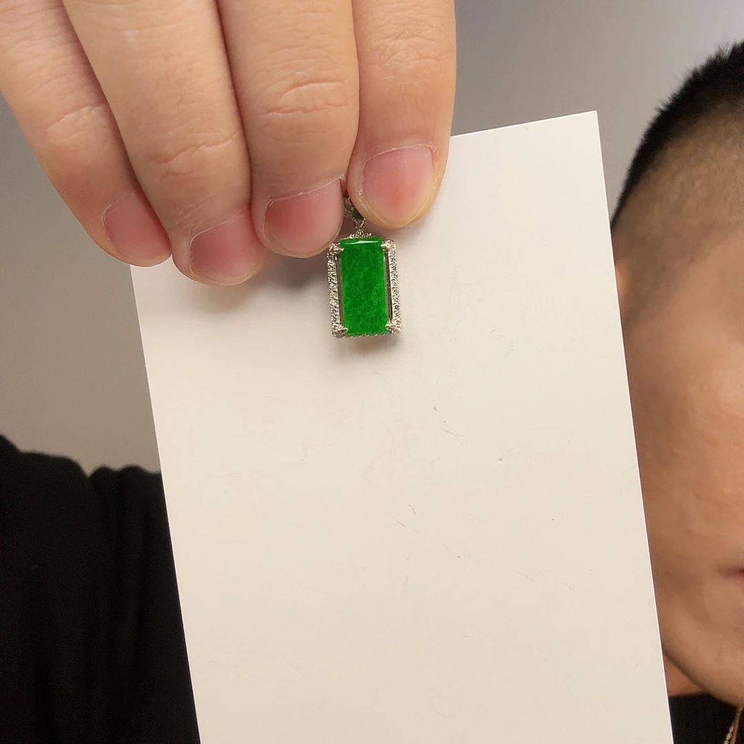 琳***达翡翠未镶嵌颈饰一件