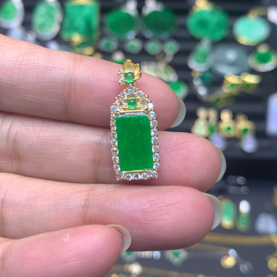 翡翠未镶嵌颈饰有纹