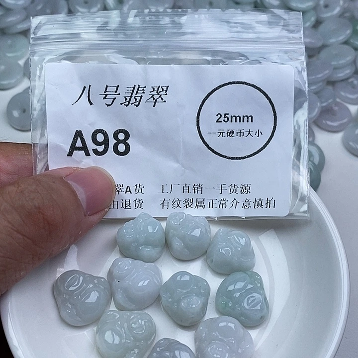 翡翠未镶嵌颈饰小佛公