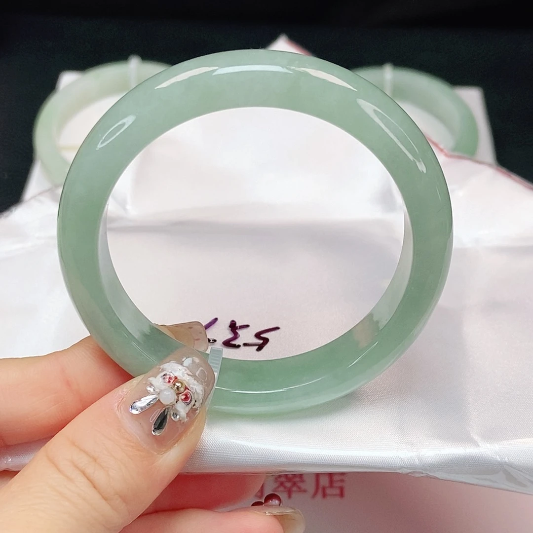 翡翠手镯未镶嵌冰果绿泥鳅背