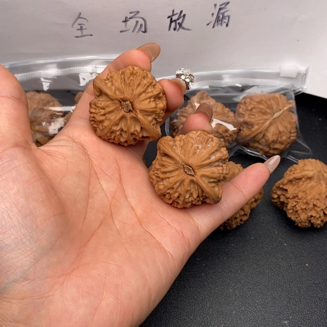 普***瑞把件文玩核桃宫灯全