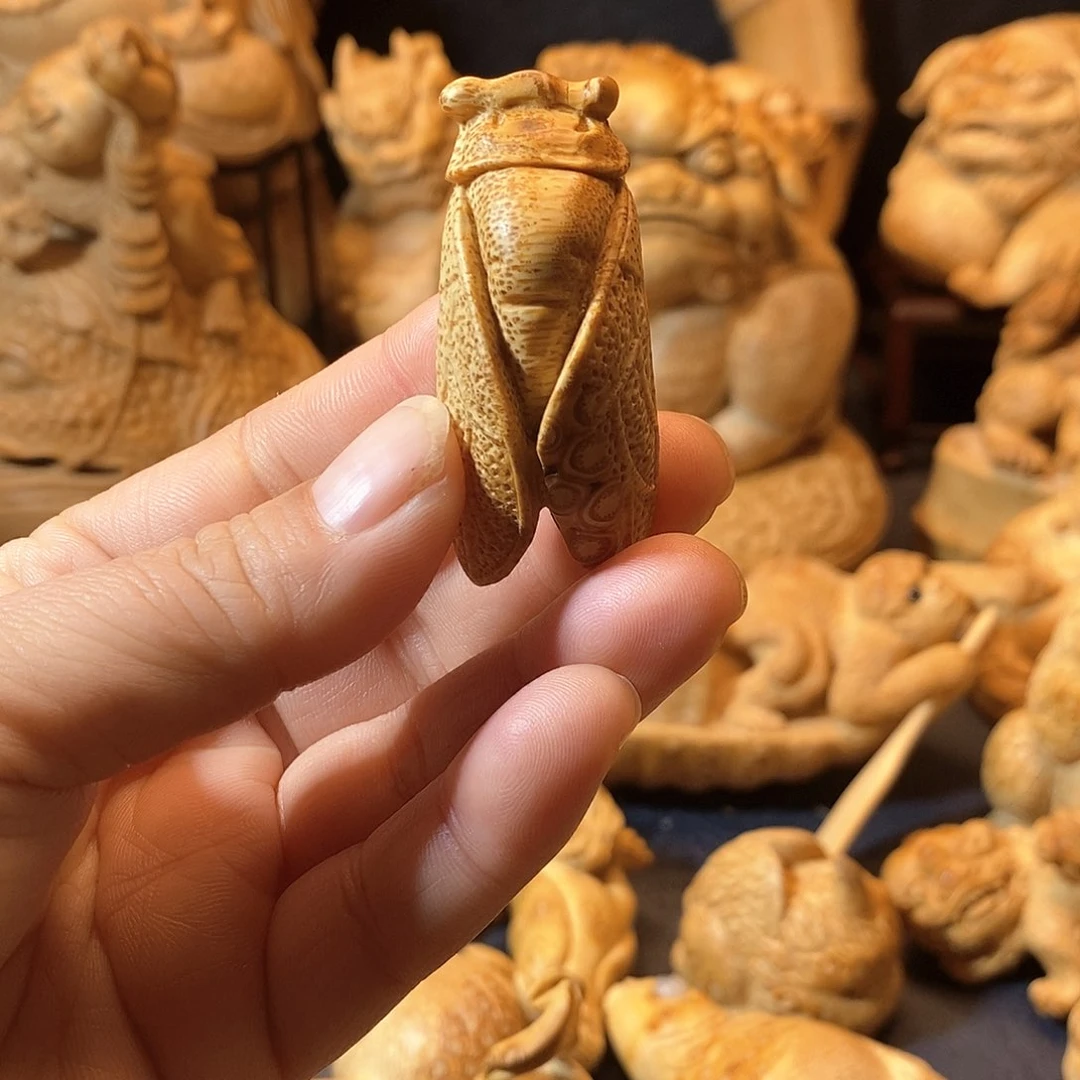 竹竹根雕蝉挂件一个