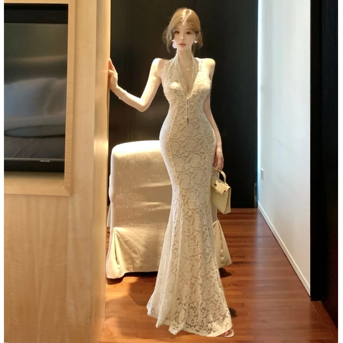 2025法式重工蕾丝鱼尾挂脖长裙深V领露背修身包臀显瘦蕾丝连衣裙