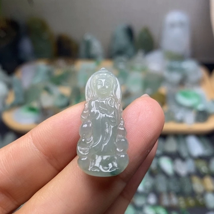 翡翠未镶嵌颈饰观音
