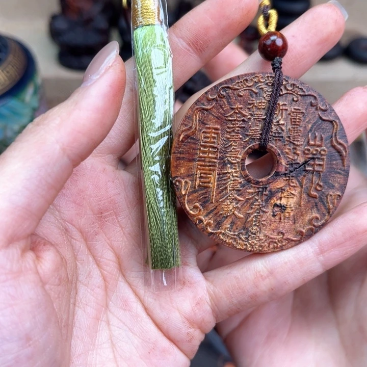 降真香其他5.0海南红降山鬼花雕刻件（瑕疵福利）