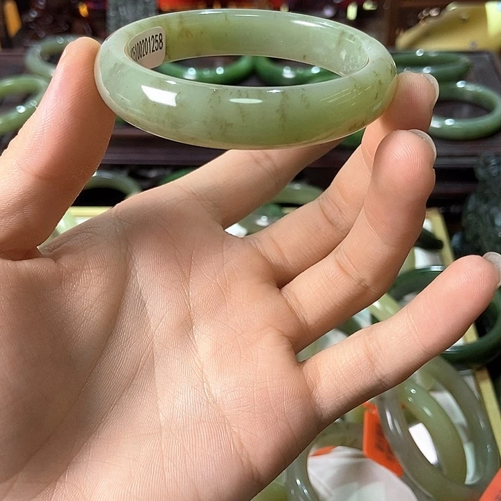 ****和田玉未镶嵌手镯