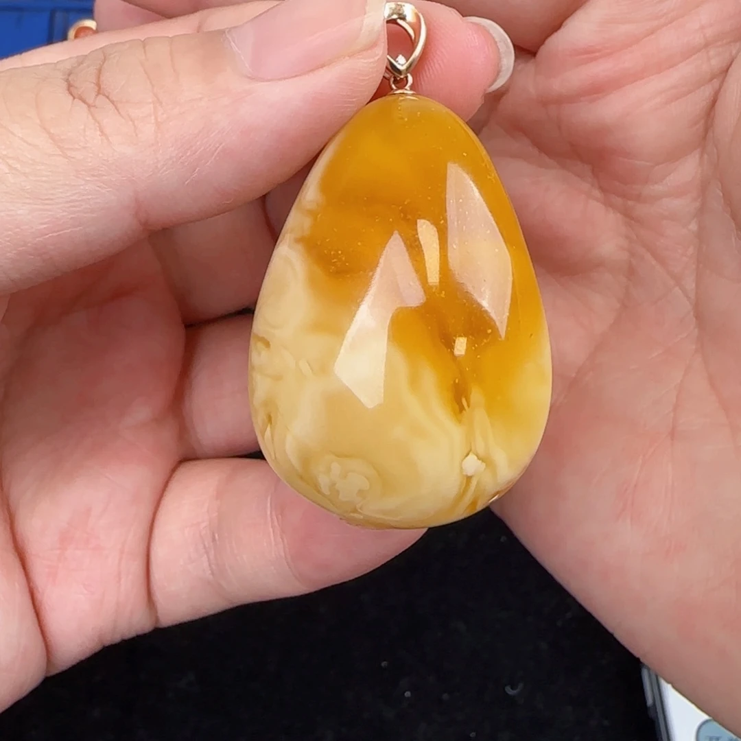 18K金镶嵌吊坠(赠链)蜜蜡