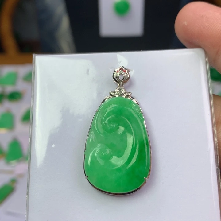 翡翠18K金镶嵌颈饰