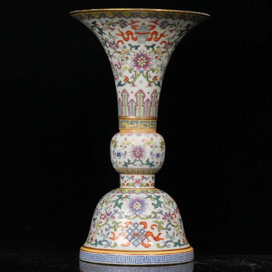 lot16326 4842 清嘉庆 白地洋彩西番莲纹花觚 H:27.2