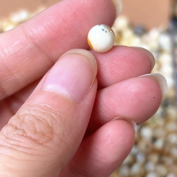 未镶嵌蜜蜡裸石7.5mm一个