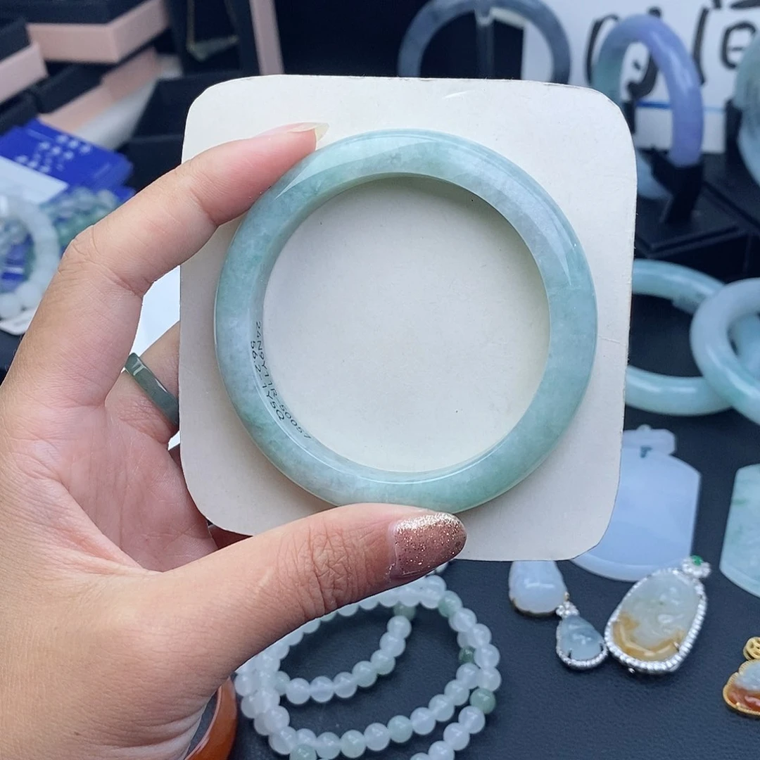 翡翠手镯未镶嵌翡翠手镯