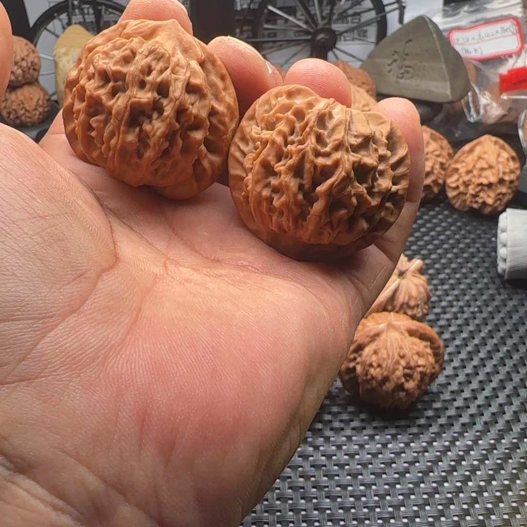 文玩核桃吊坠全品红珊瑚43