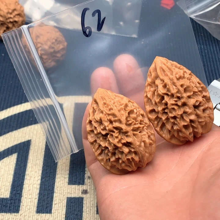 文玩核桃吊坠38招财鼠62