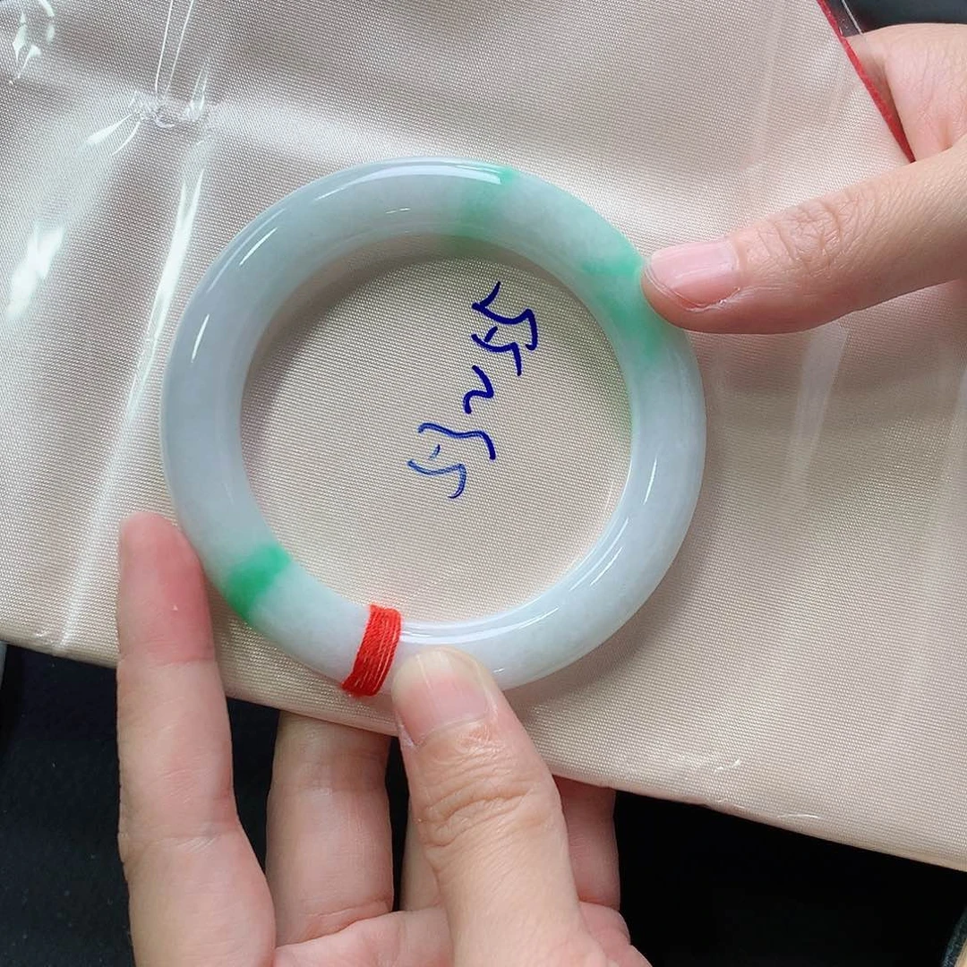 翡翠手镯未镶嵌翡翠