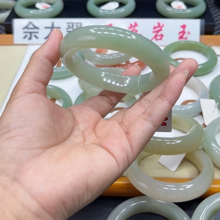 石英质玉手镯未镶嵌楉**娘